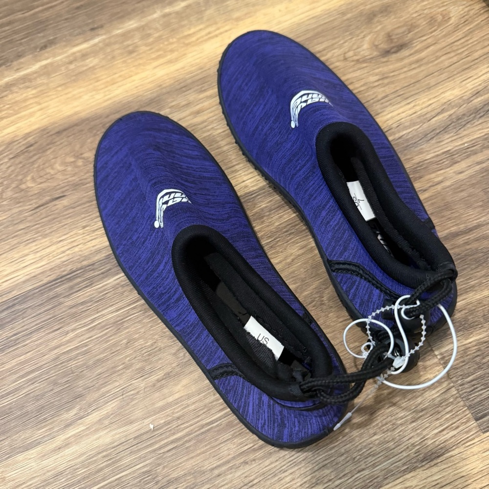 Wave Runner Water Shoes with White Logo Size 7 WM
